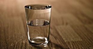 Почему следует ставить стакан воды на ночь у кровати